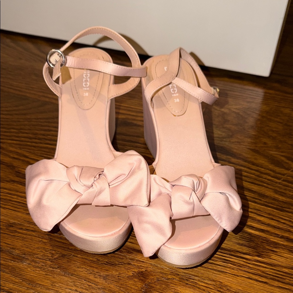 Divided Pink Wedge Sandals with Bow